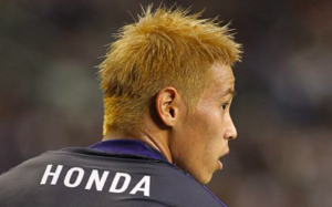最新 21年版 本田圭佑の髪型 ツーブロックのセット方法 頼み方 黒髮の後ろ髮が 話題に サッカー解剖者 本田